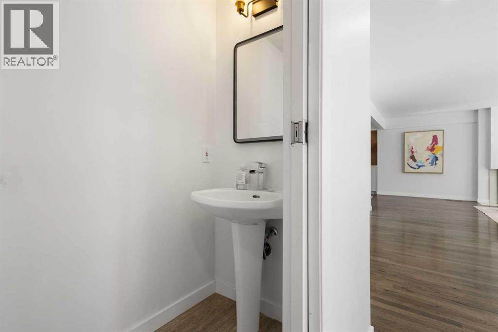 Single Family House Bi-level for Sale in  Varview Place NW Varsity Calgary 