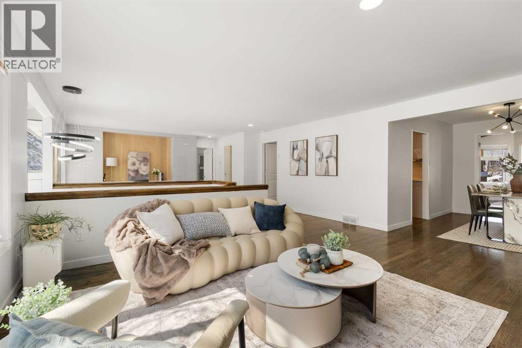 Single Family House Bi-level for Sale in  Varview Place NW Varsity Calgary 