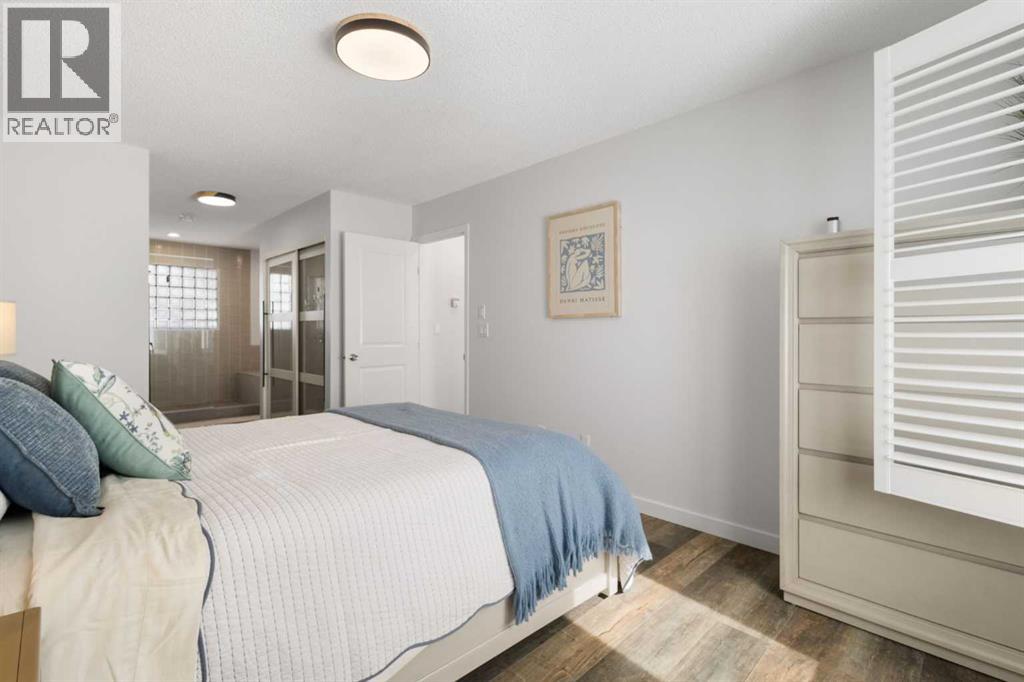 Single Family House Bi-level for Sale in  Varview Place NW Varsity Calgary 