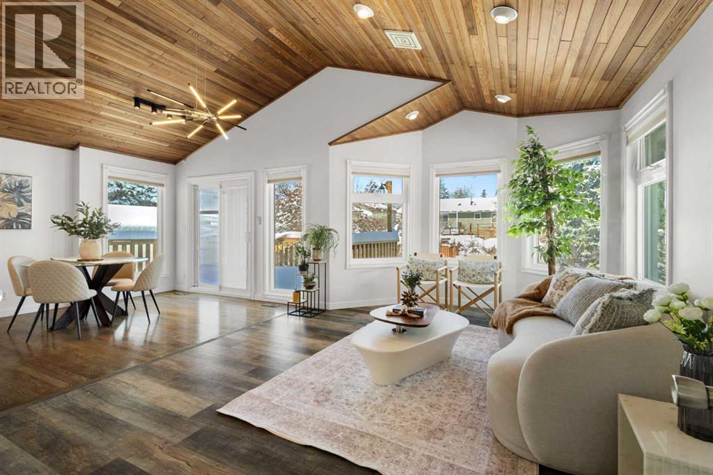 Single Family House Bi-level for Sale in  Varview Place NW Varsity Calgary 