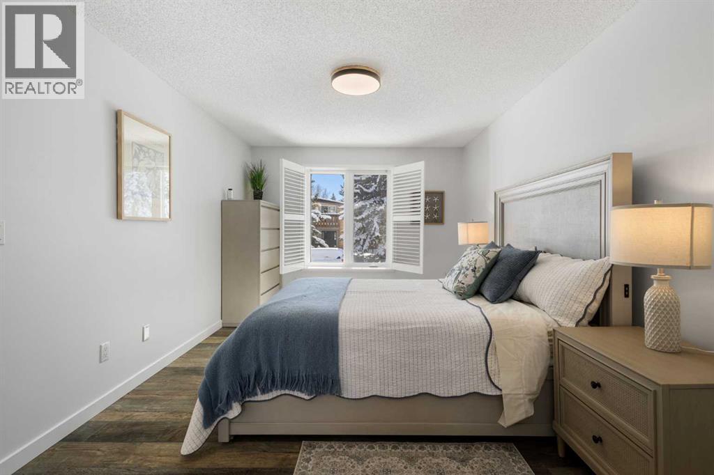 Single Family House Bi-level for Sale in  Varview Place NW Varsity Calgary 