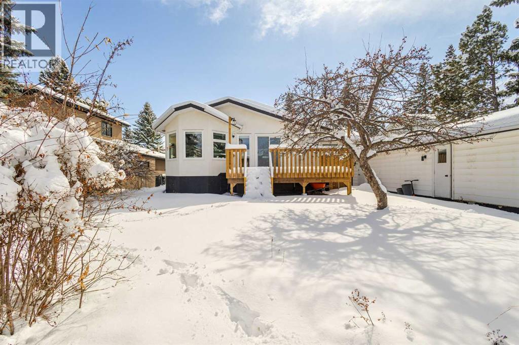 Single Family House Bi-level for Sale in  Varview Place NW Varsity Calgary 