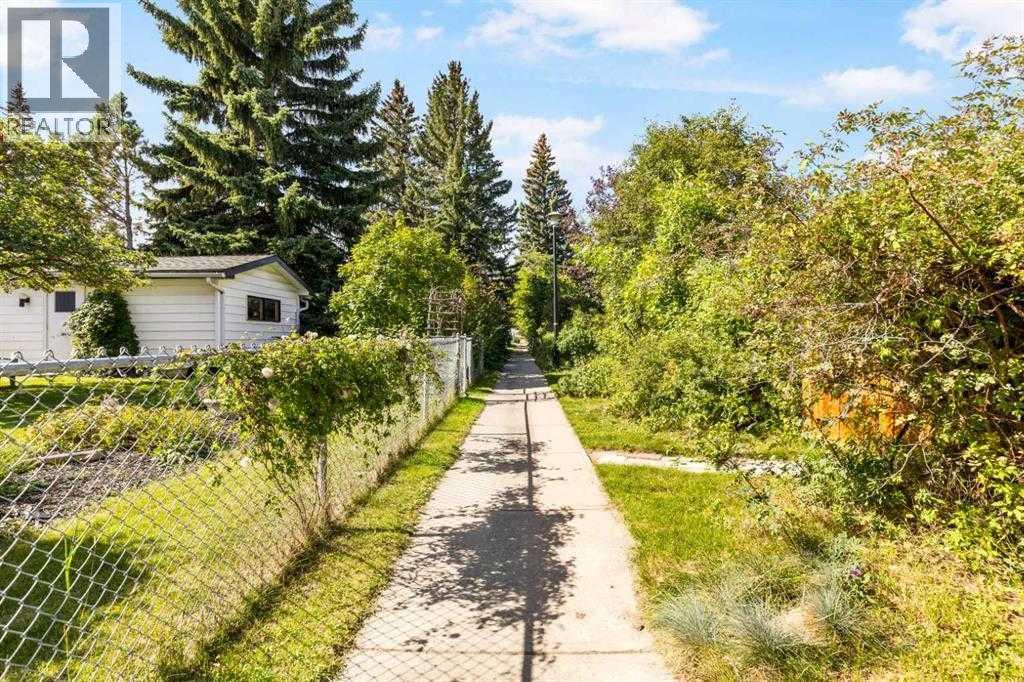 Single Family House Bi-level for Sale in  Varview Place NW Varsity Calgary 