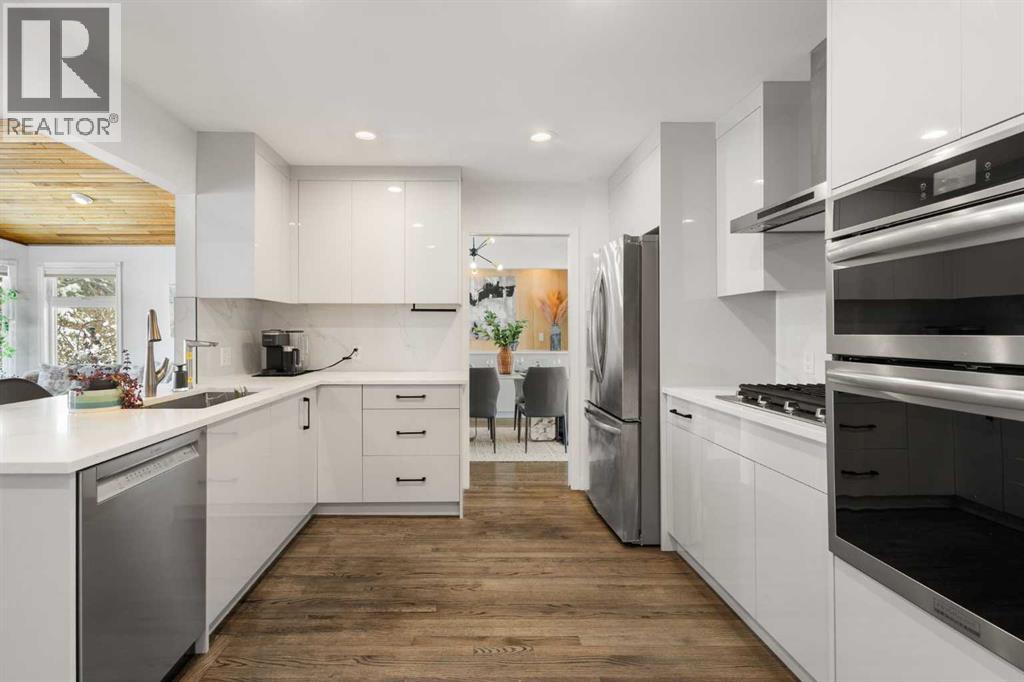 Single Family House Bi-level for Sale in  Varview Place NW Varsity Calgary 