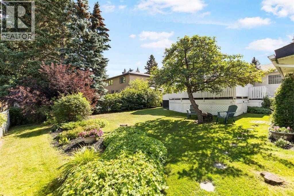 Single Family House Bi-level for Sale in  Varview Place NW Varsity Calgary 