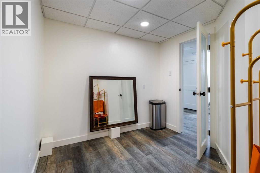 Single Family House Bi-level for Sale in  Varview Place NW Varsity Calgary 