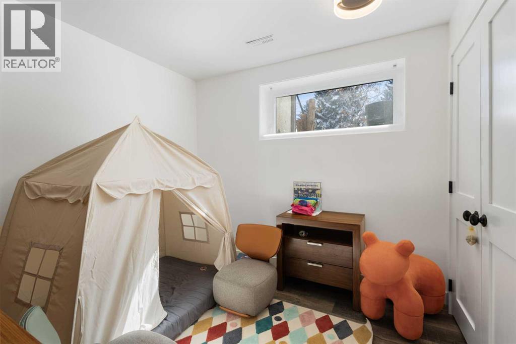 Single Family House Bi-level for Sale in  Varview Place NW Varsity Calgary 