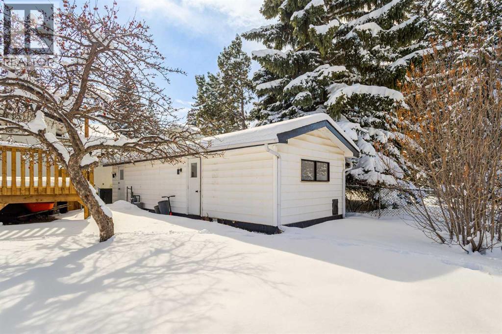 Single Family House Bi-level for Sale in  Varview Place NW Varsity Calgary 