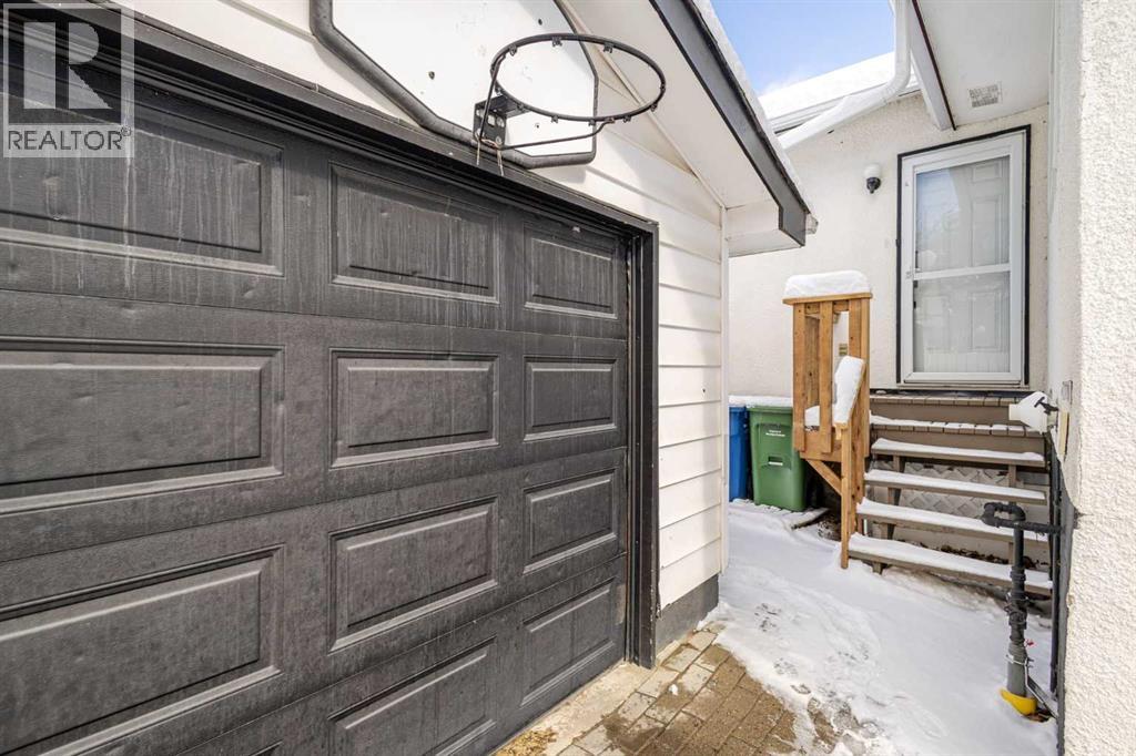 Single Family House Bi-level for Sale in  Varview Place NW Varsity Calgary 