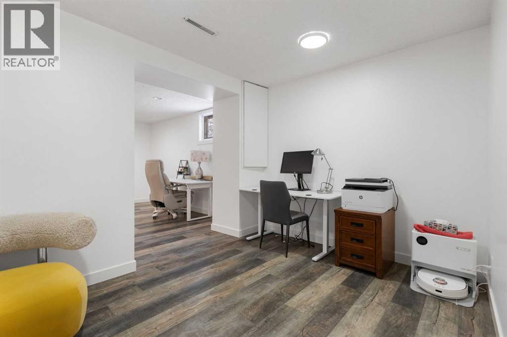 Single Family House Bi-level for Sale in  Varview Place NW Varsity Calgary 