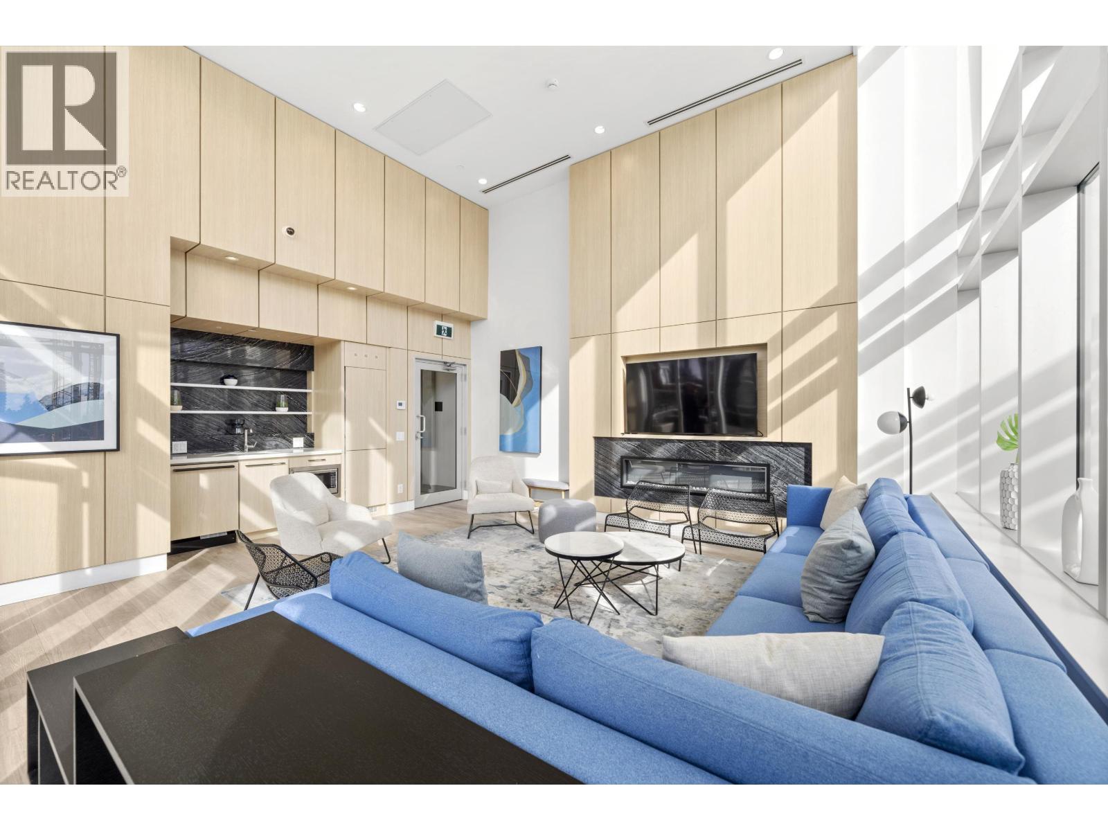 2503 652 WHITING WAY