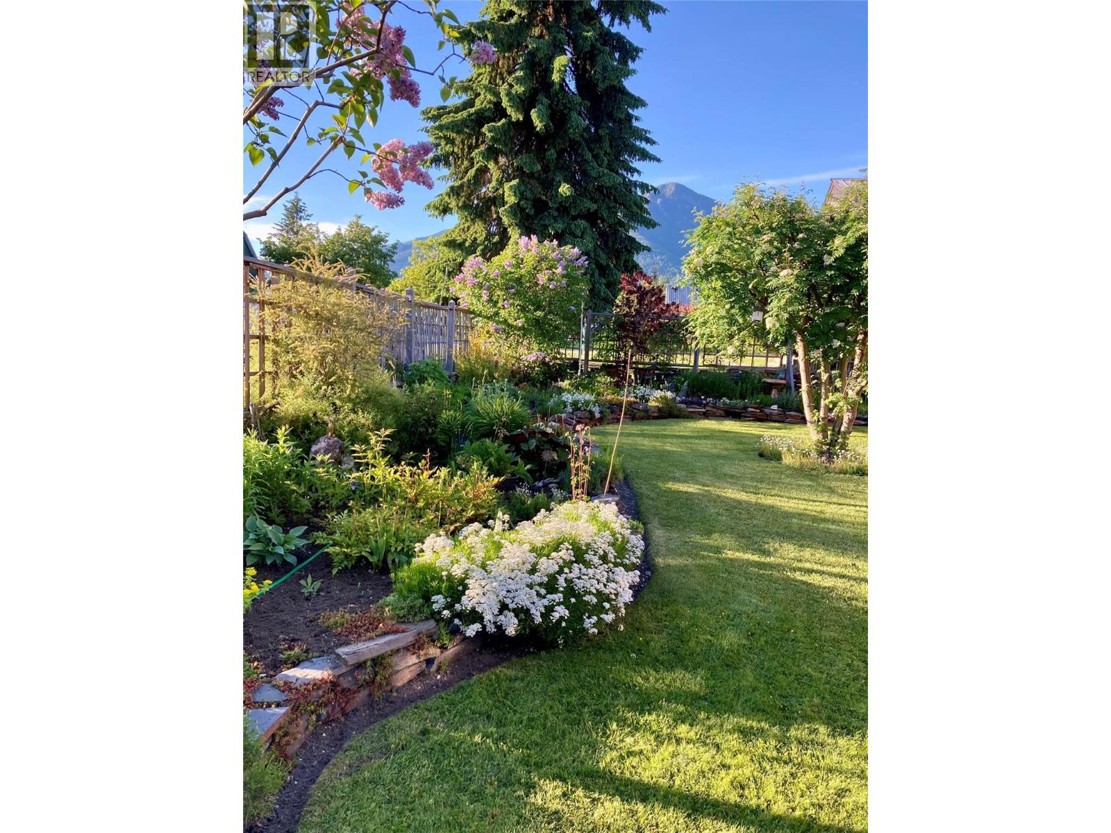 203 4th Avenue NW, Nakusp