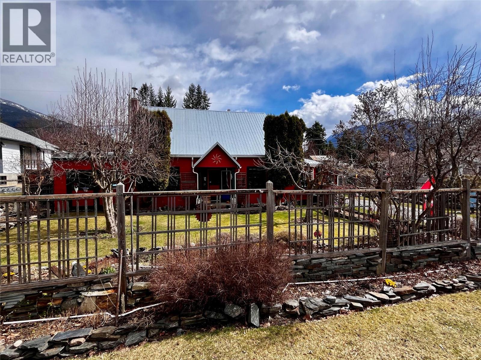 203 4th Avenue NW, Nakusp