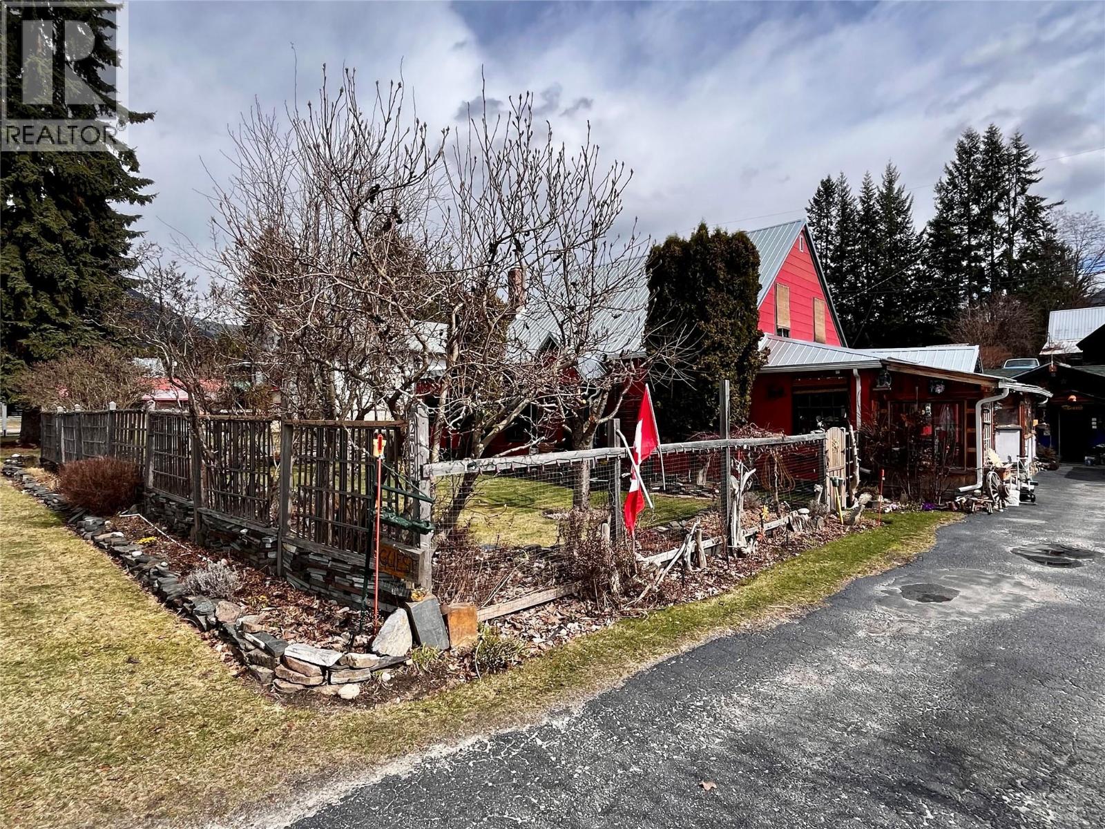 203 4th Avenue NW, Nakusp