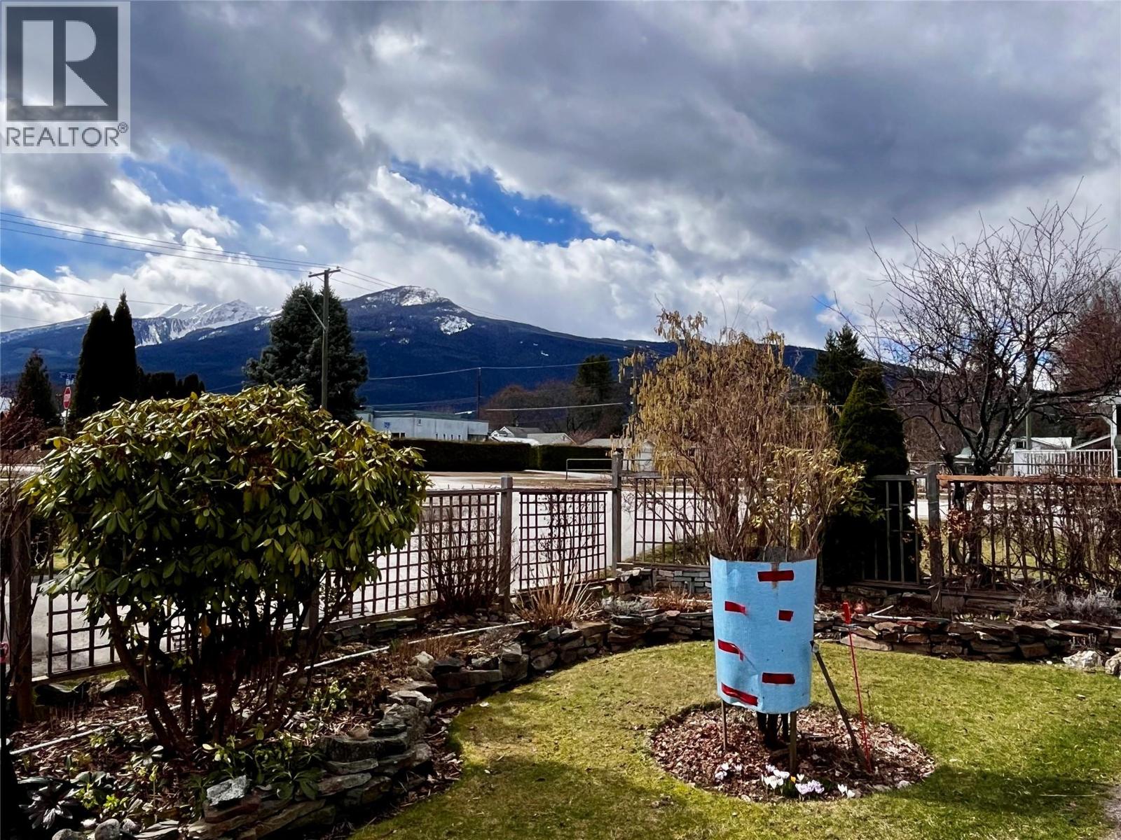 203 4th Avenue NW, Nakusp