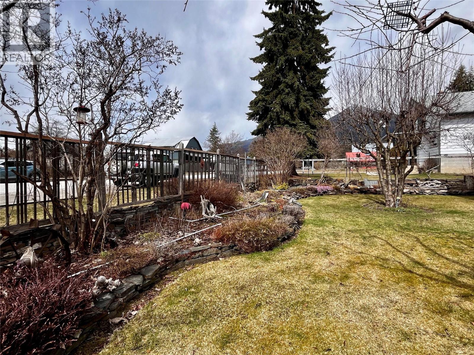 203 4th Avenue NW, Nakusp