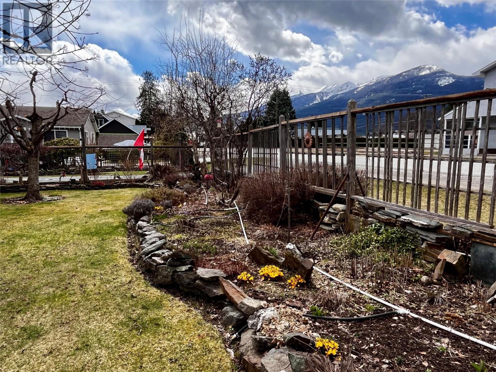 203 4th Avenue NW, Nakusp