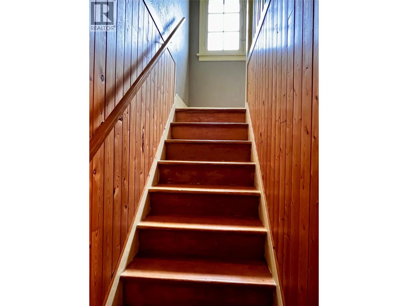 203 4th Avenue NW, Nakusp