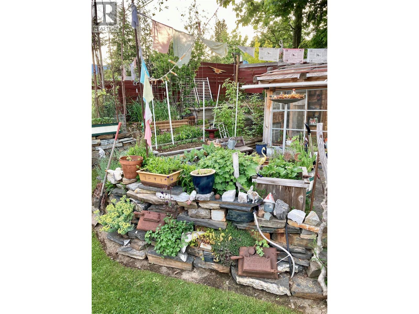 203 4th Avenue NW, Nakusp