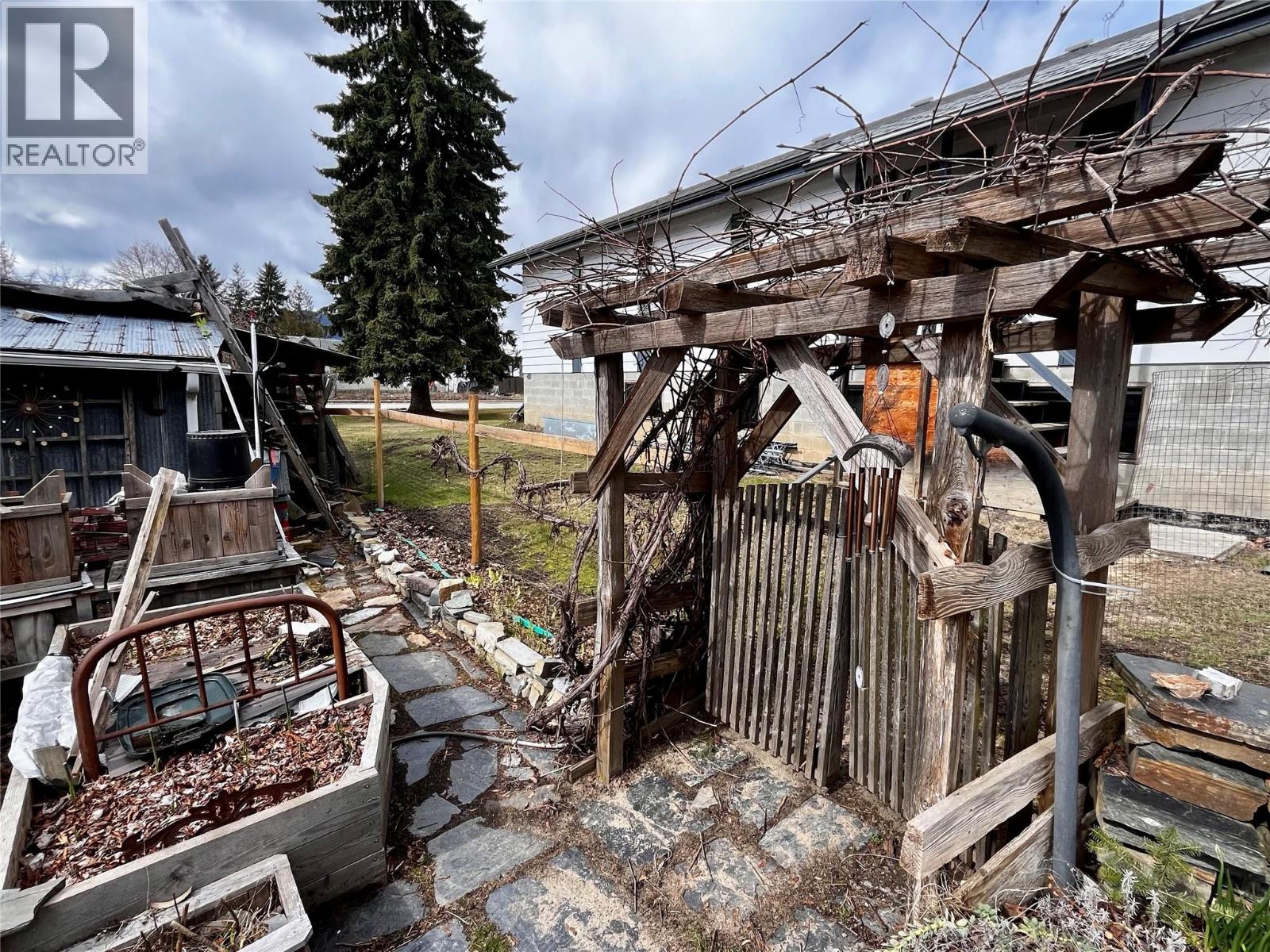 203 4th Avenue NW, Nakusp