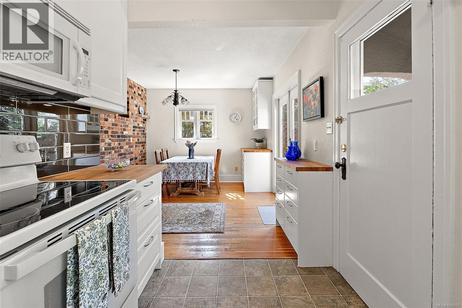  2438 Lincoln Road, Oak Bay