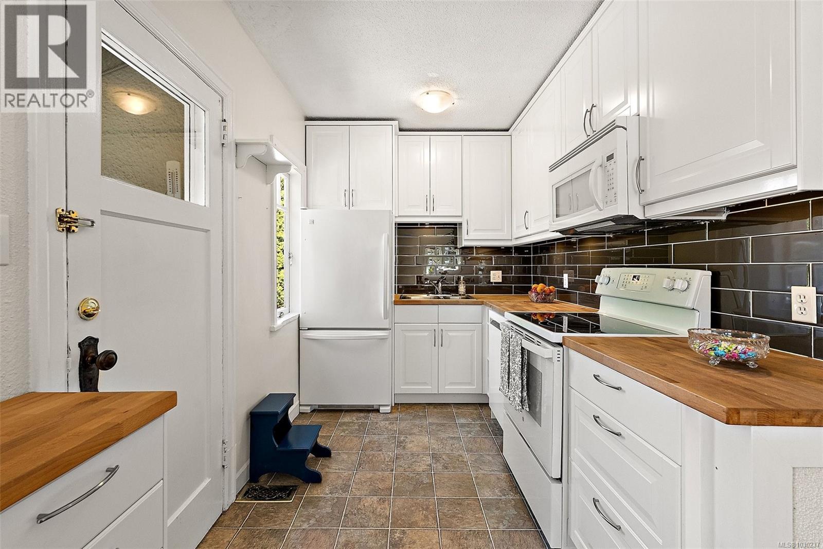  2438 Lincoln Road, Oak Bay