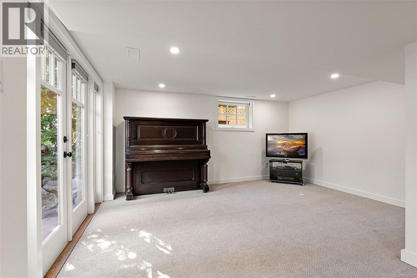  2438 Lincoln Road, Oak Bay