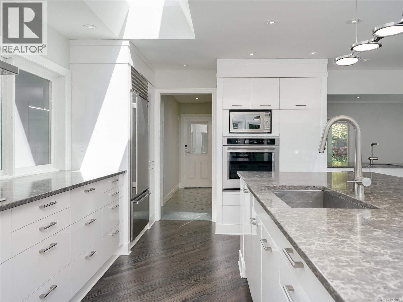  3977 Lexington Avenue, Saanich