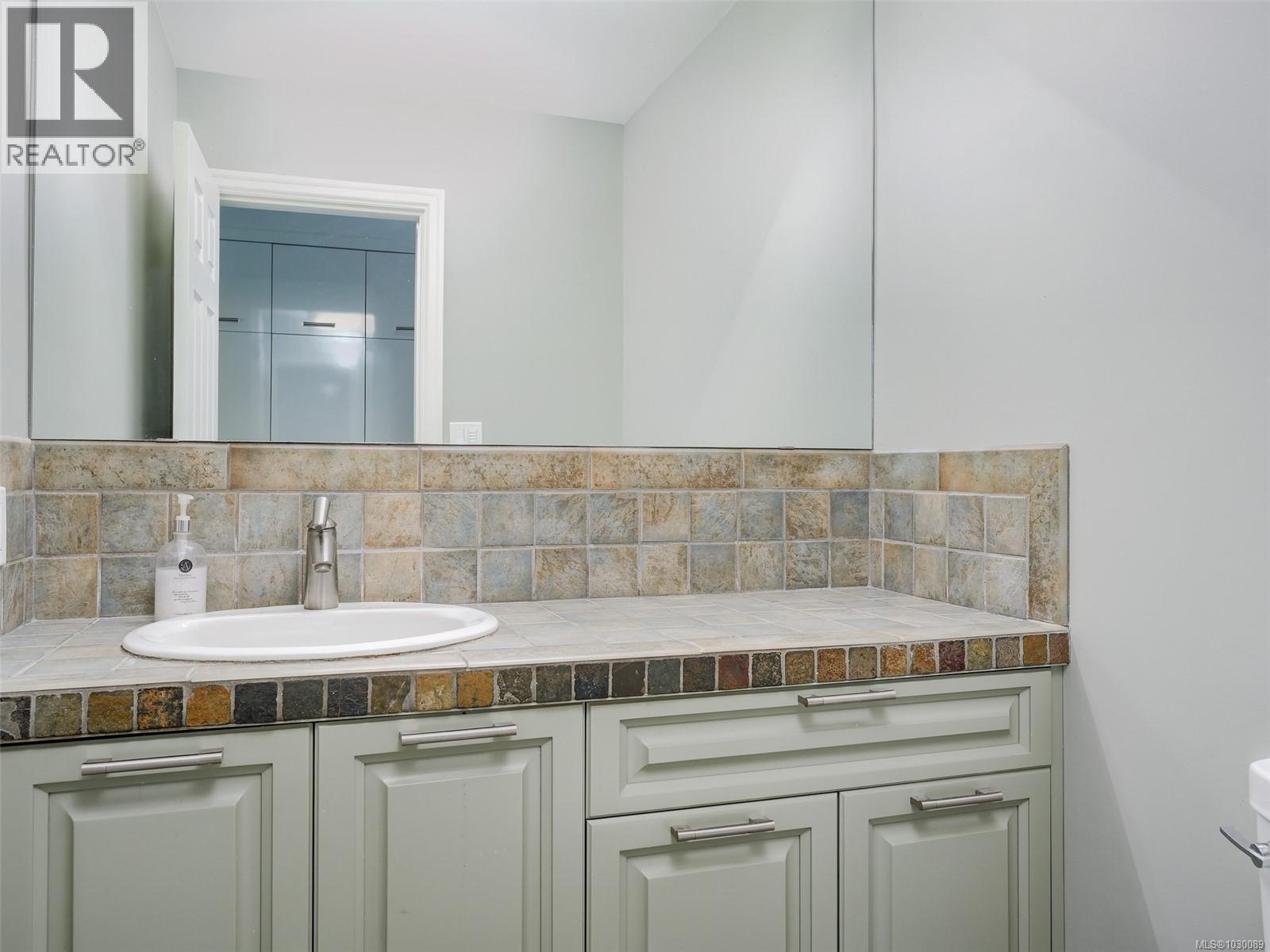  3977 Lexington Avenue, Saanich