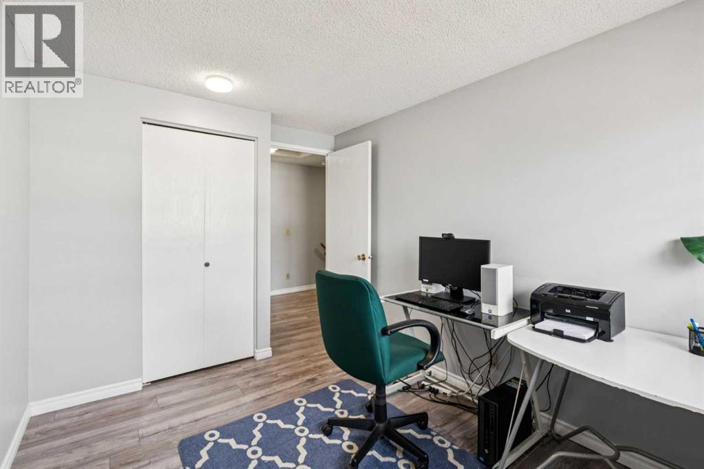 Single Family House for Sale in  Rundlehorn Drive NE Pineridge Calgary 