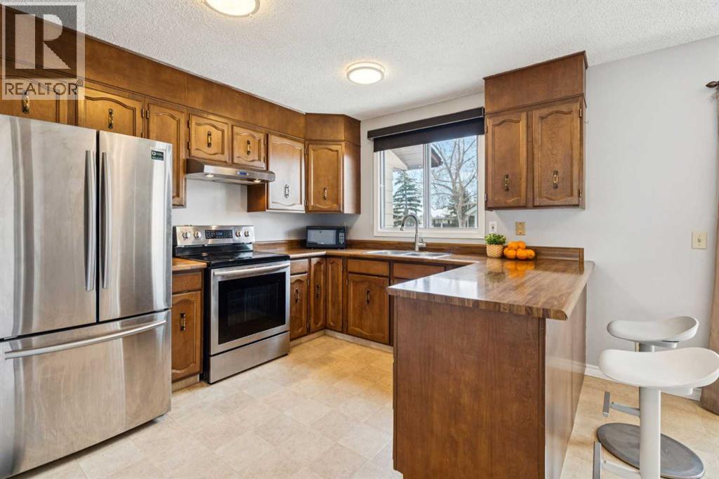 Single Family House for Sale in  Rundlehorn Drive NE Pineridge Calgary 