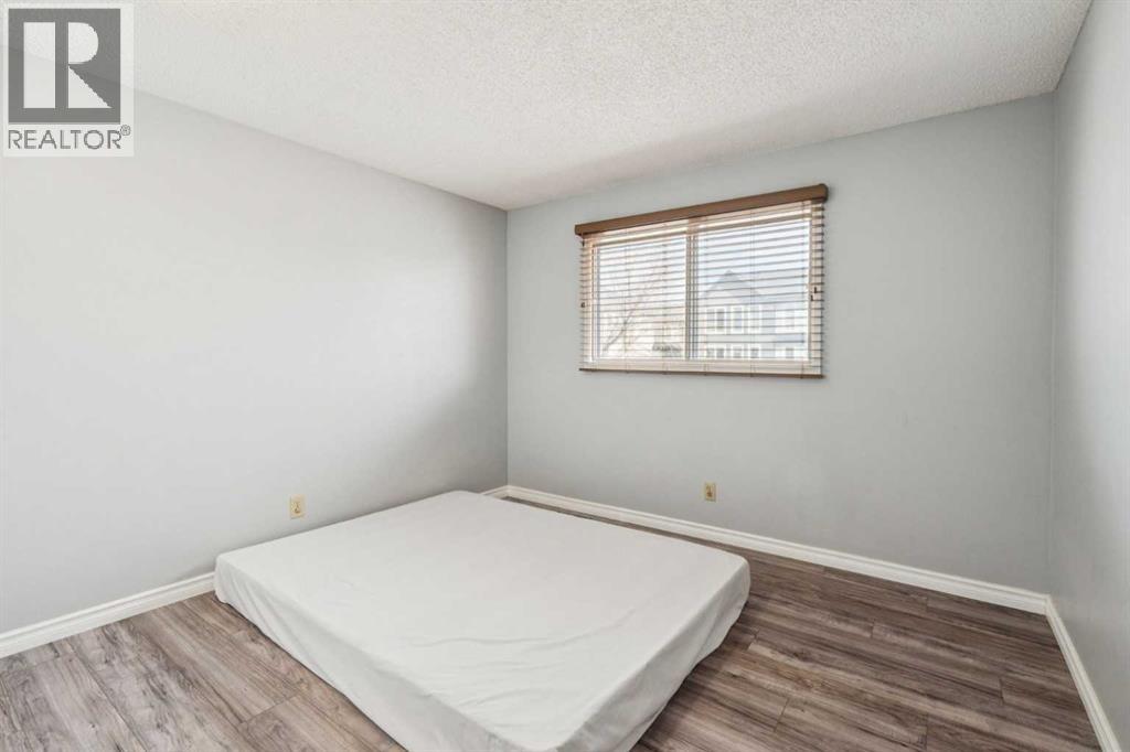 Single Family House for Sale in  Rundlehorn Drive NE Pineridge Calgary 