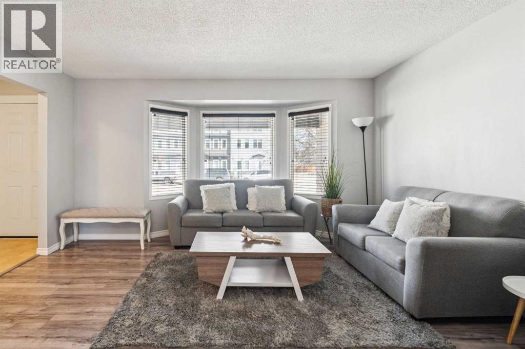 Single Family House for Sale in  Rundlehorn Drive NE Pineridge Calgary 