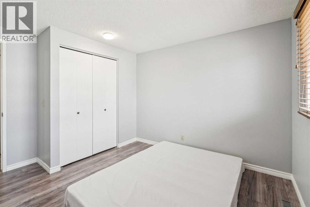 Single Family House for Sale in  Rundlehorn Drive NE Pineridge Calgary 