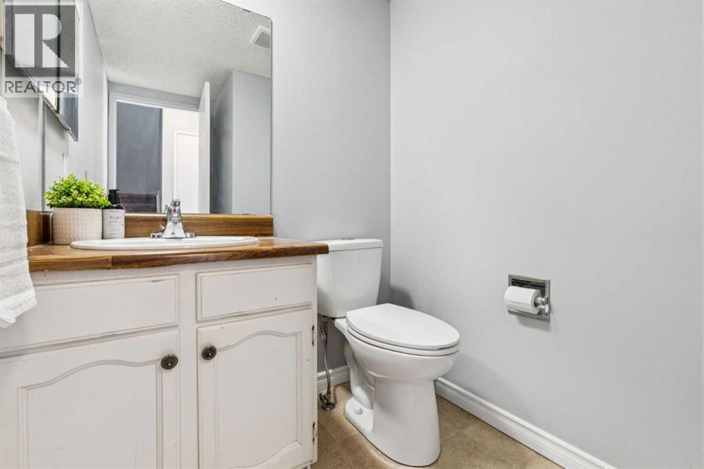 Single Family House for Sale in  Rundlehorn Drive NE Pineridge Calgary 