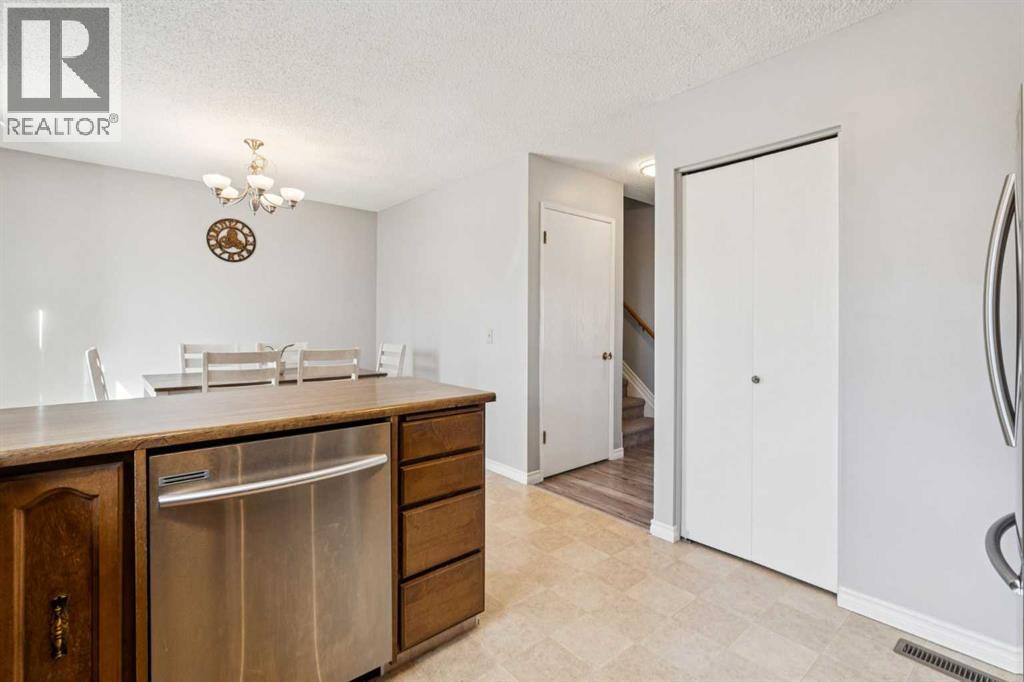 Single Family House for Sale in  Rundlehorn Drive NE Pineridge Calgary 