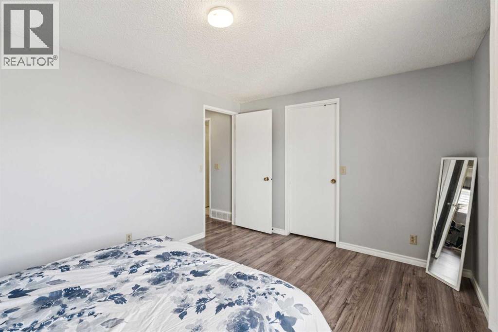 Single Family House for Sale in  Rundlehorn Drive NE Pineridge Calgary 