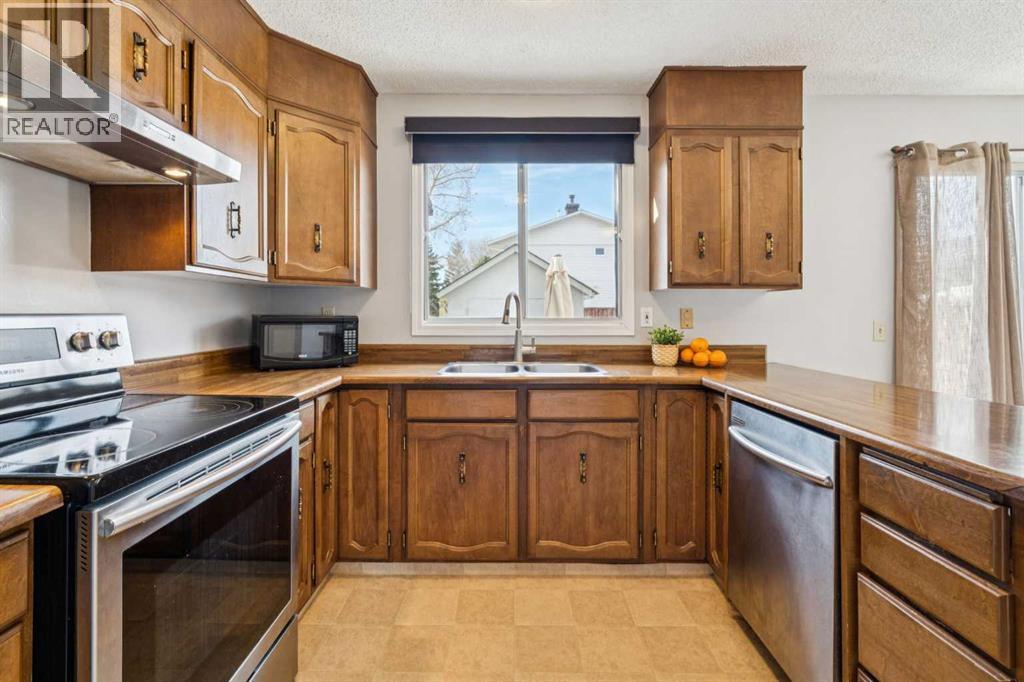 Single Family House for Sale in  Rundlehorn Drive NE Pineridge Calgary 