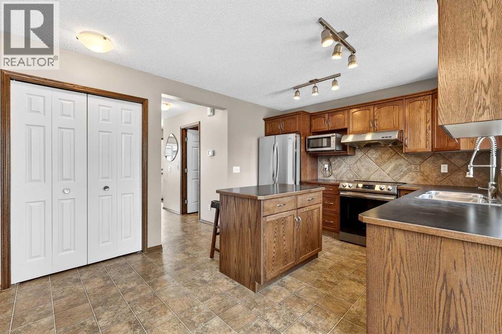 Single Family House for Sale in  Everridge Way SW Evergreen Calgary 