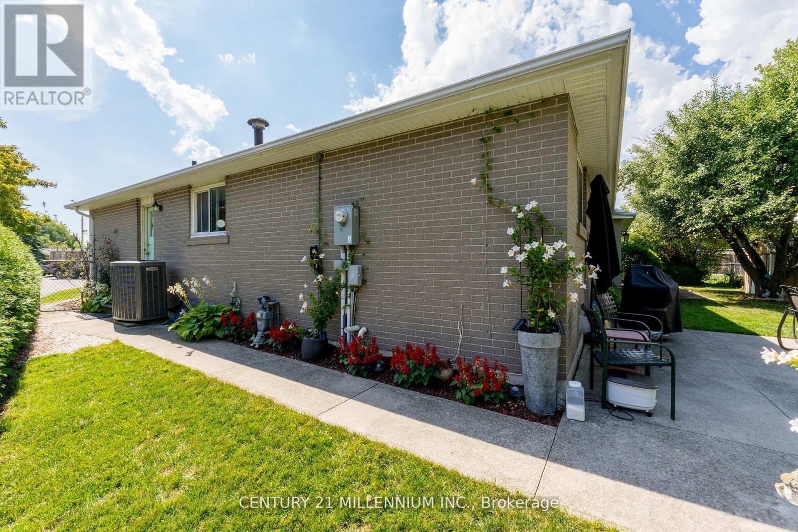 20 DUNBLAINE CRESCENT - 20