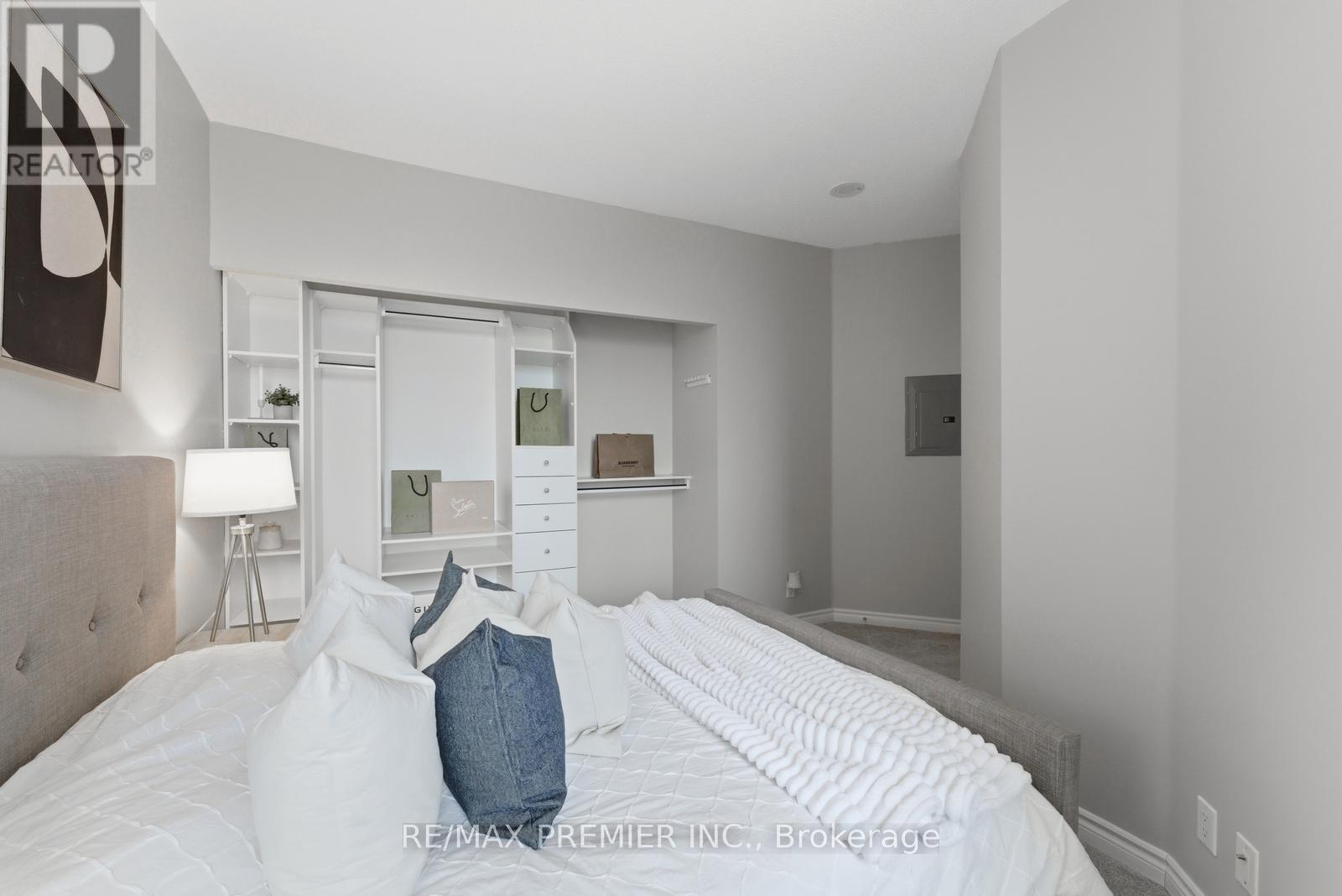 PH20 – 16 DALLIMORE CIRCLE,Toronto (Banbury-Don Mills),,