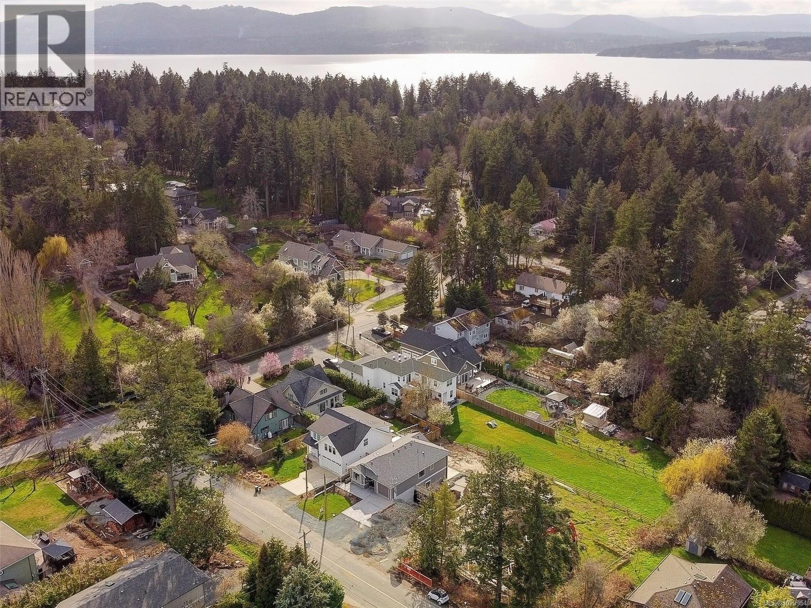  10956 Chalet Road, North Saanich