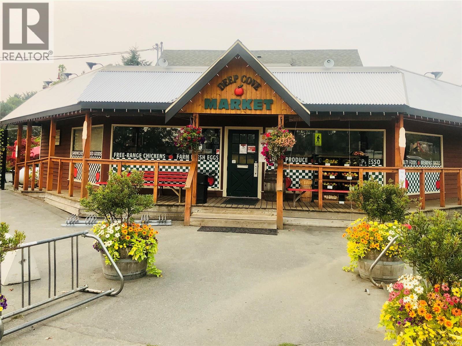  10956 Chalet Road, North Saanich