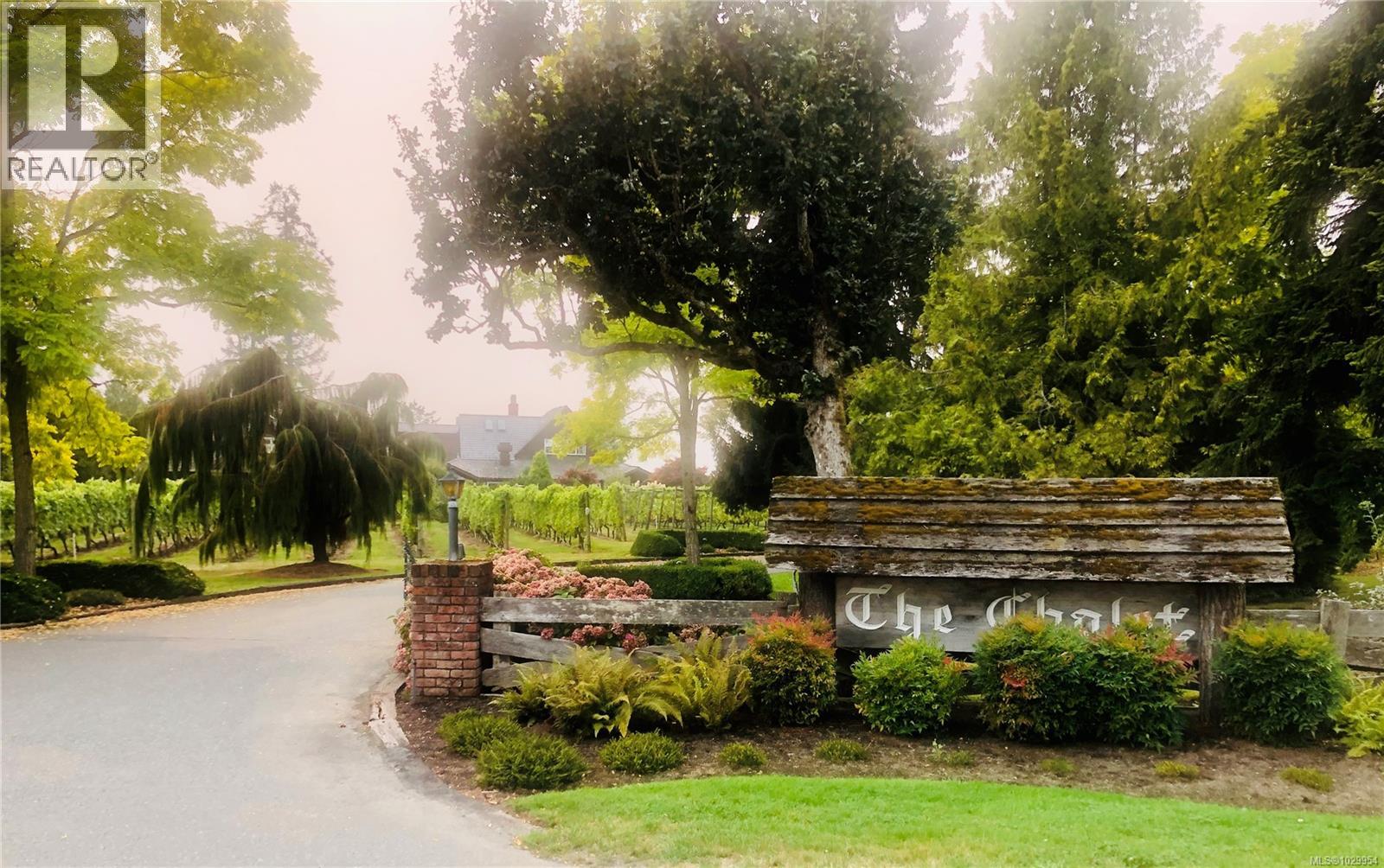  10956 Chalet Road, North Saanich