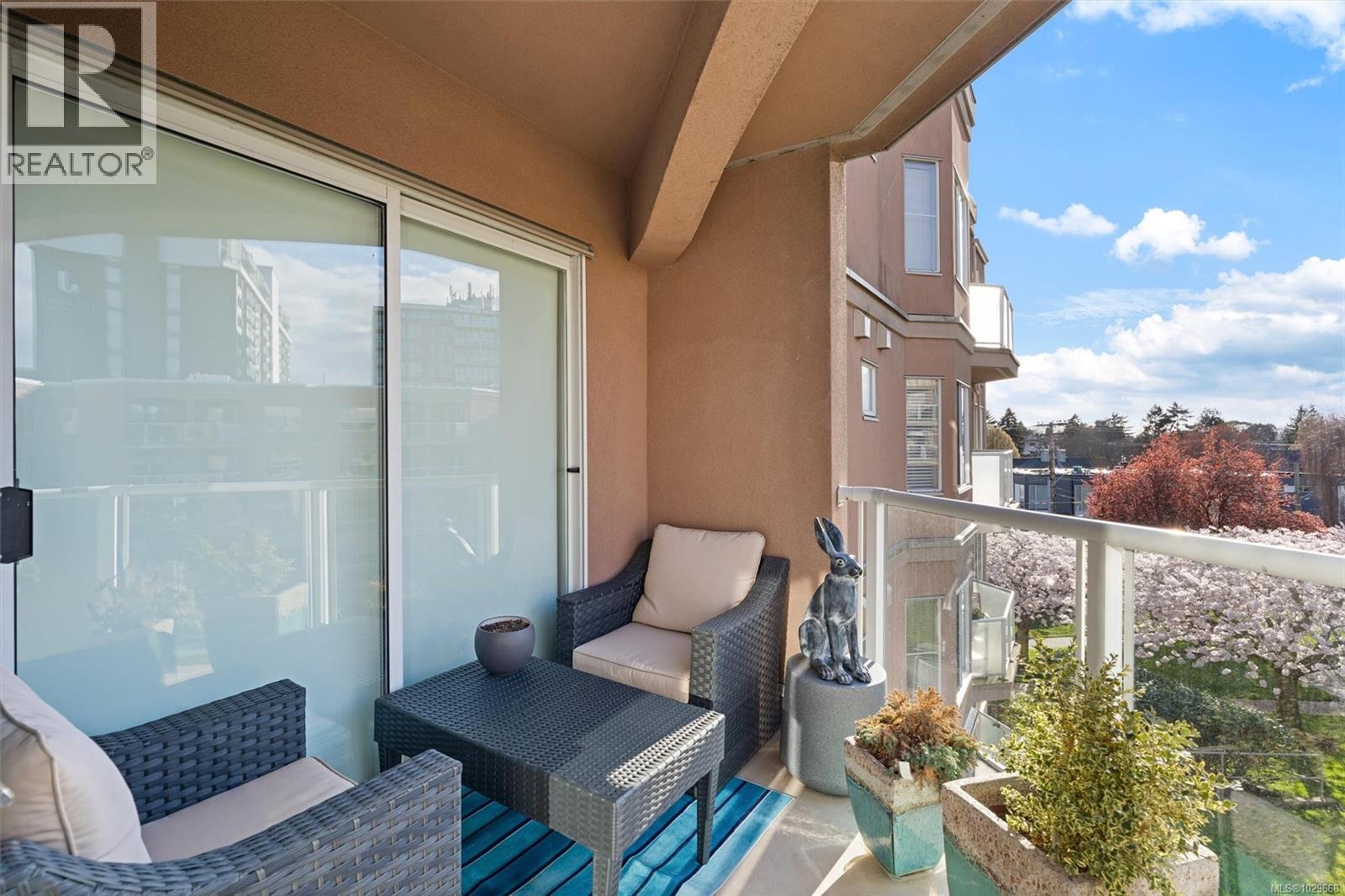 324 405 Quebec Street, Victoria