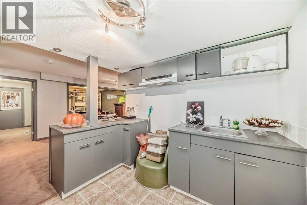 Single Family House for Sale in  Tuscany Ravine Close NW Tuscany Calgary 