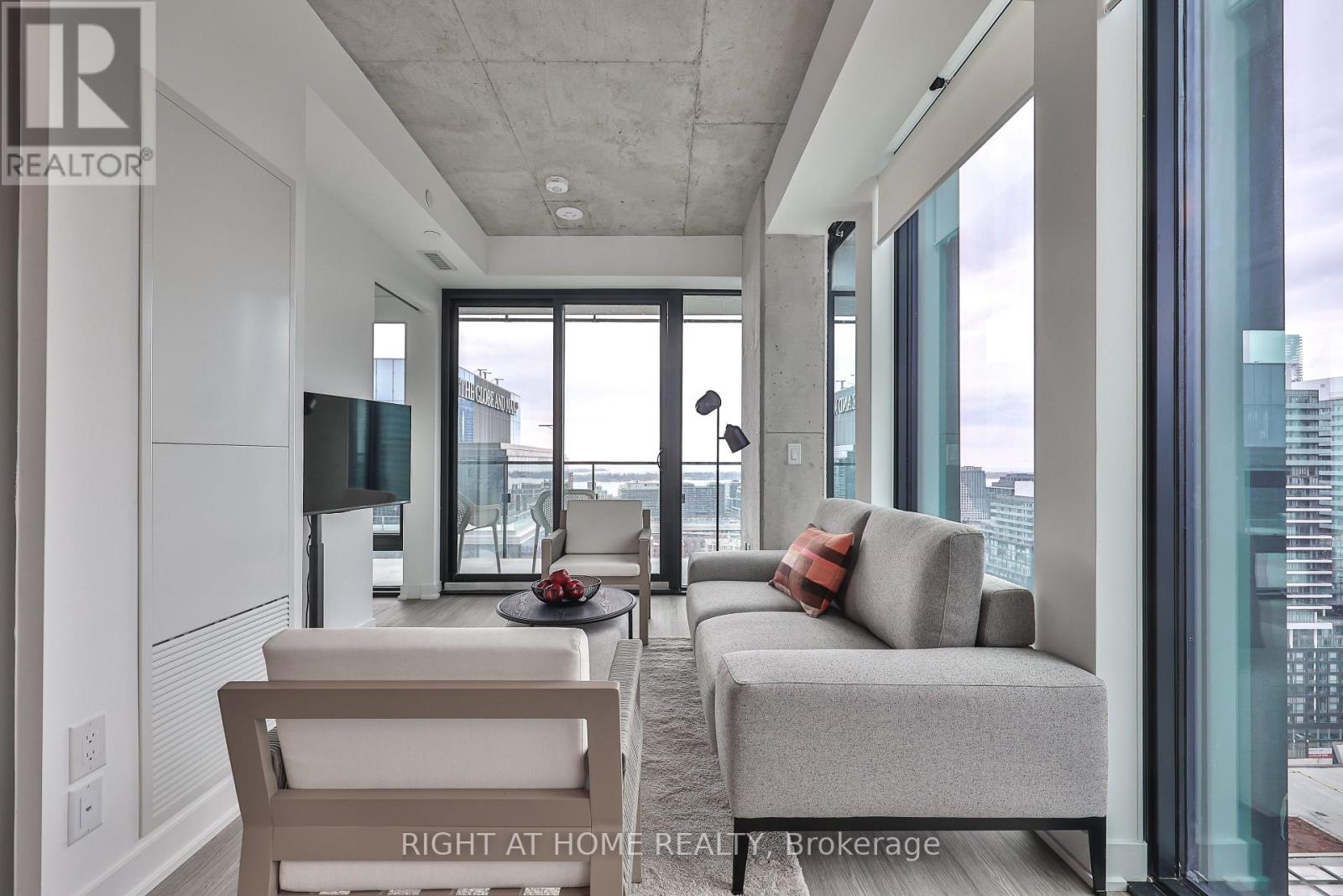 2404 - 284 KING STREET E