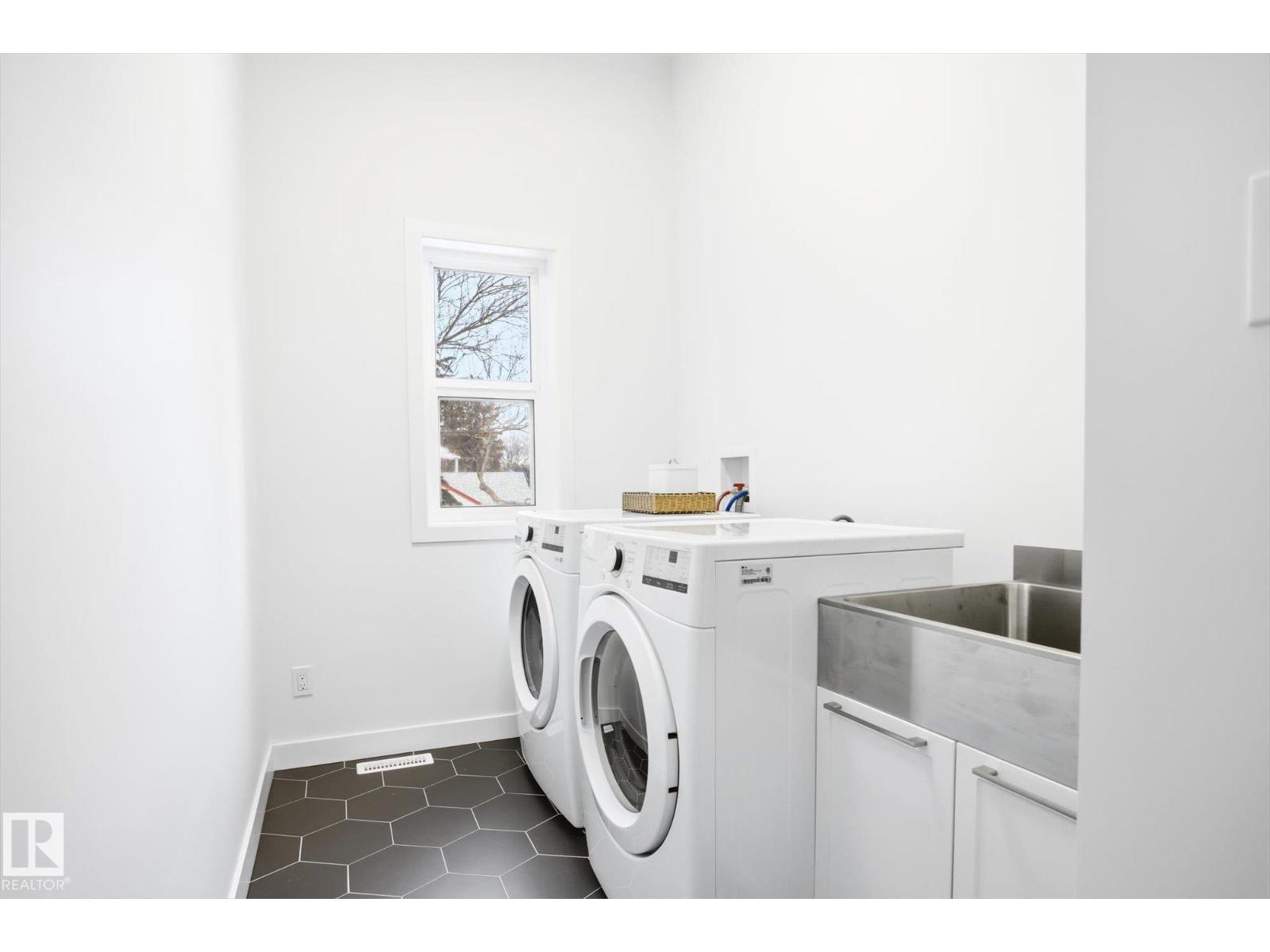 9821 85 AV NW, Edmonton