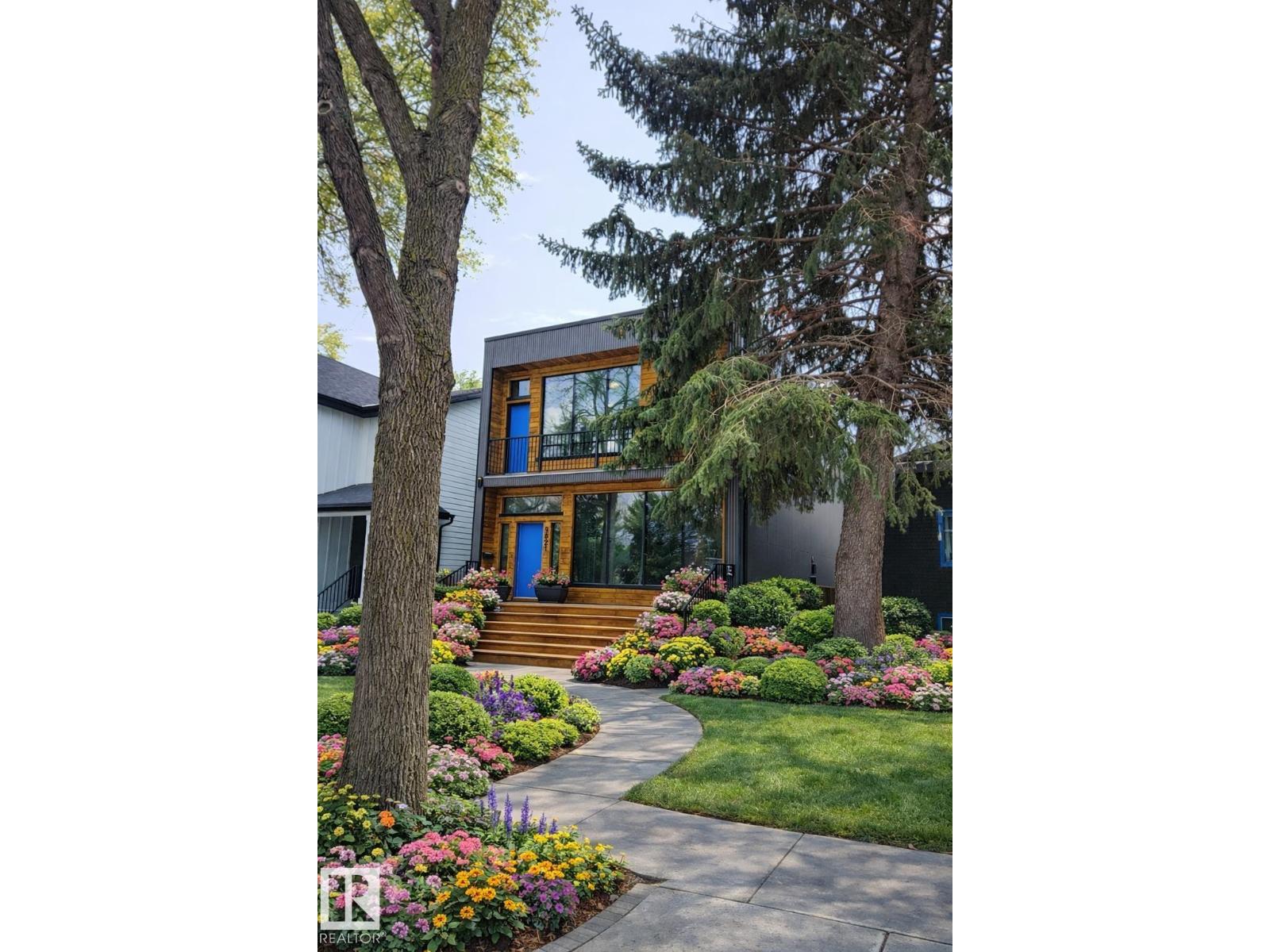 9821 85 AV NW, Edmonton