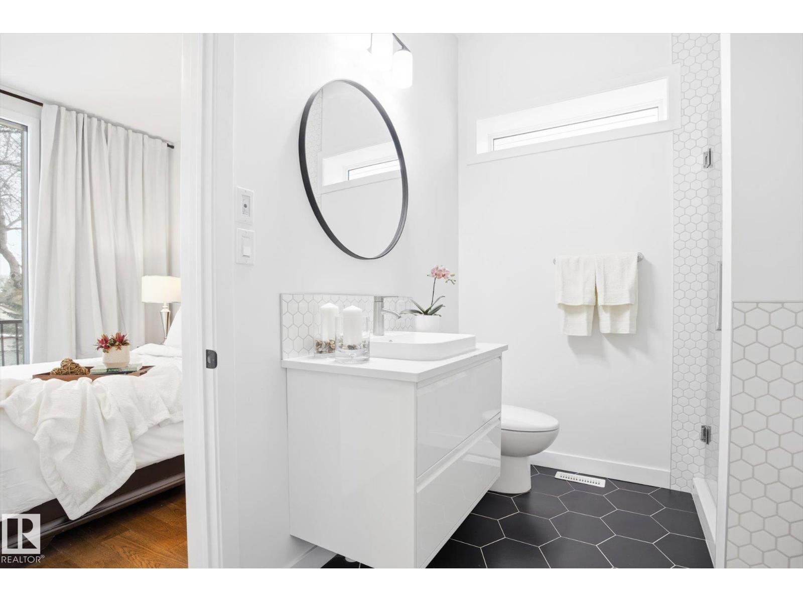 9821 85 AV NW, Edmonton